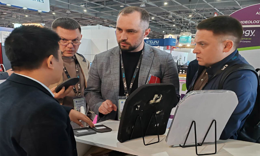 湖南银娱优越会携最新防弹产品亮相法国欧洲国际防务展